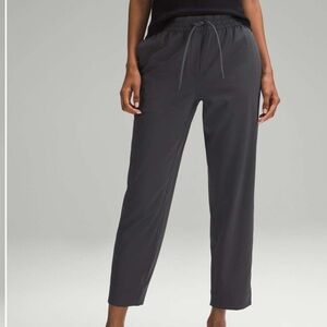 W lululemon tapered leg mid rise 7/8 length pant